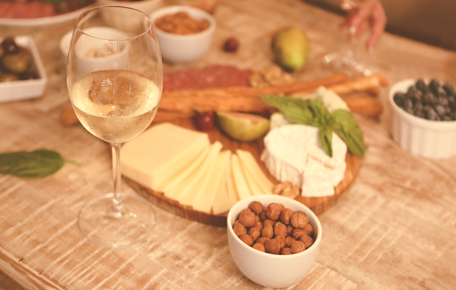 Imagen de quesos y vino con opciones de maridaje 